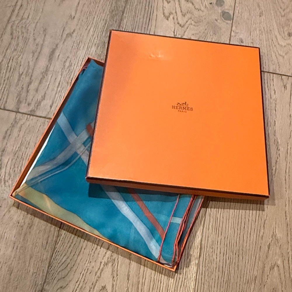 Hermès ATTRAPE TES REVES 100% silk scarf 90 x 90cm